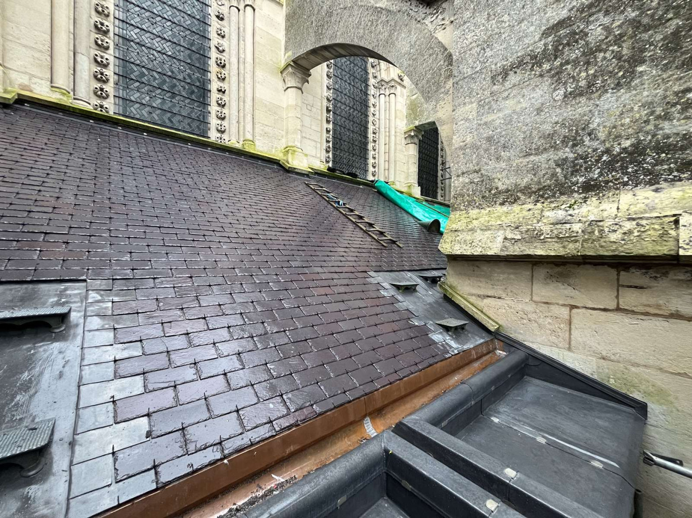 Les ardoises mais aussi les chéneaux, les faîtages sont traitées sur la toiture de la cathédrale de Laon. Une ardoise violine du Pays de Galles est posée.