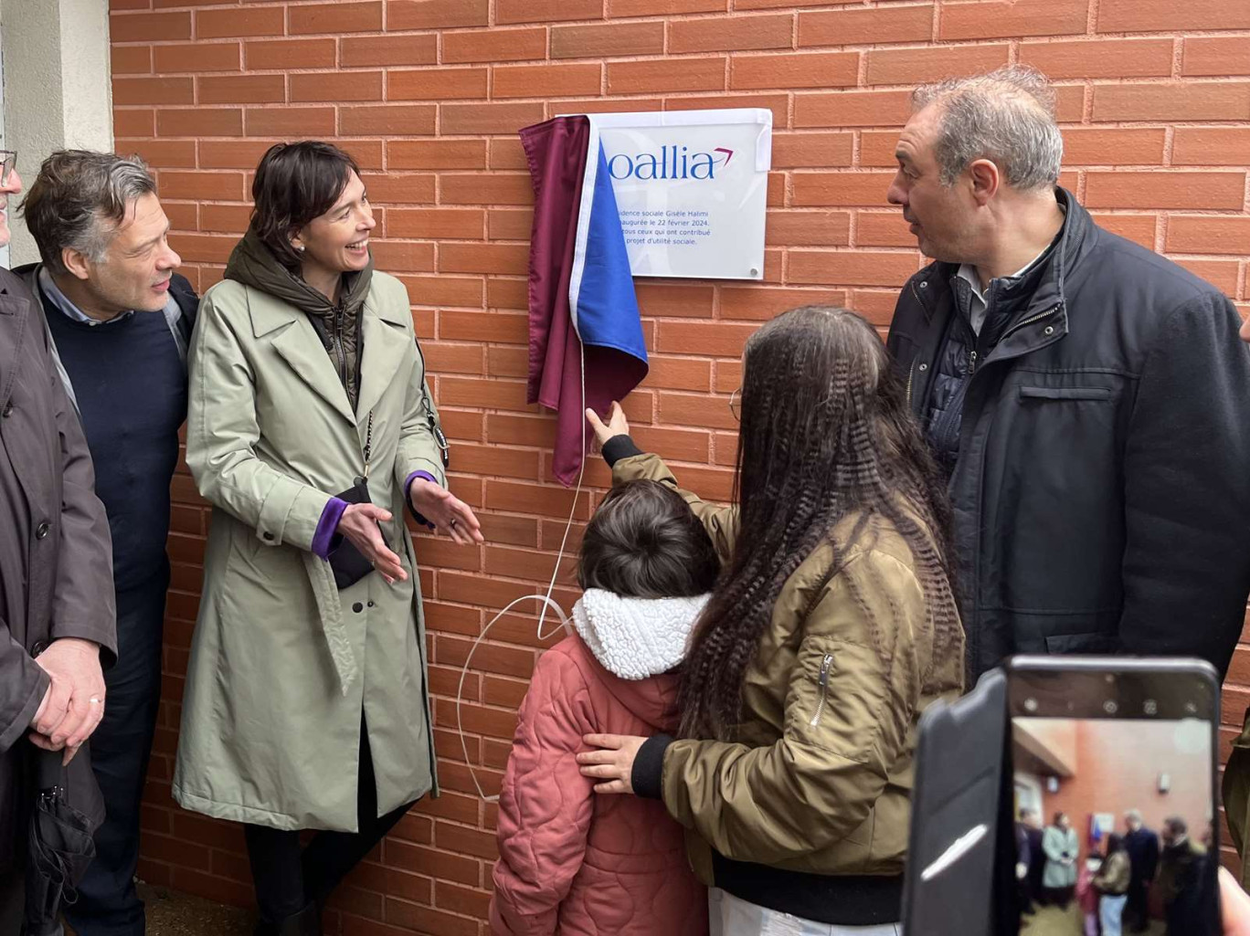 (de g à dr.) Arnaud Richard, Directeur général de l'association Coallia, Frédérique Macarez, maire de Saint-Quentin et Freddy Grzeziczak, président de l'Opal, dévoilent la plaque qui inaugure la résidence sociale de 120 logements dénommée Gisèle Halimi.