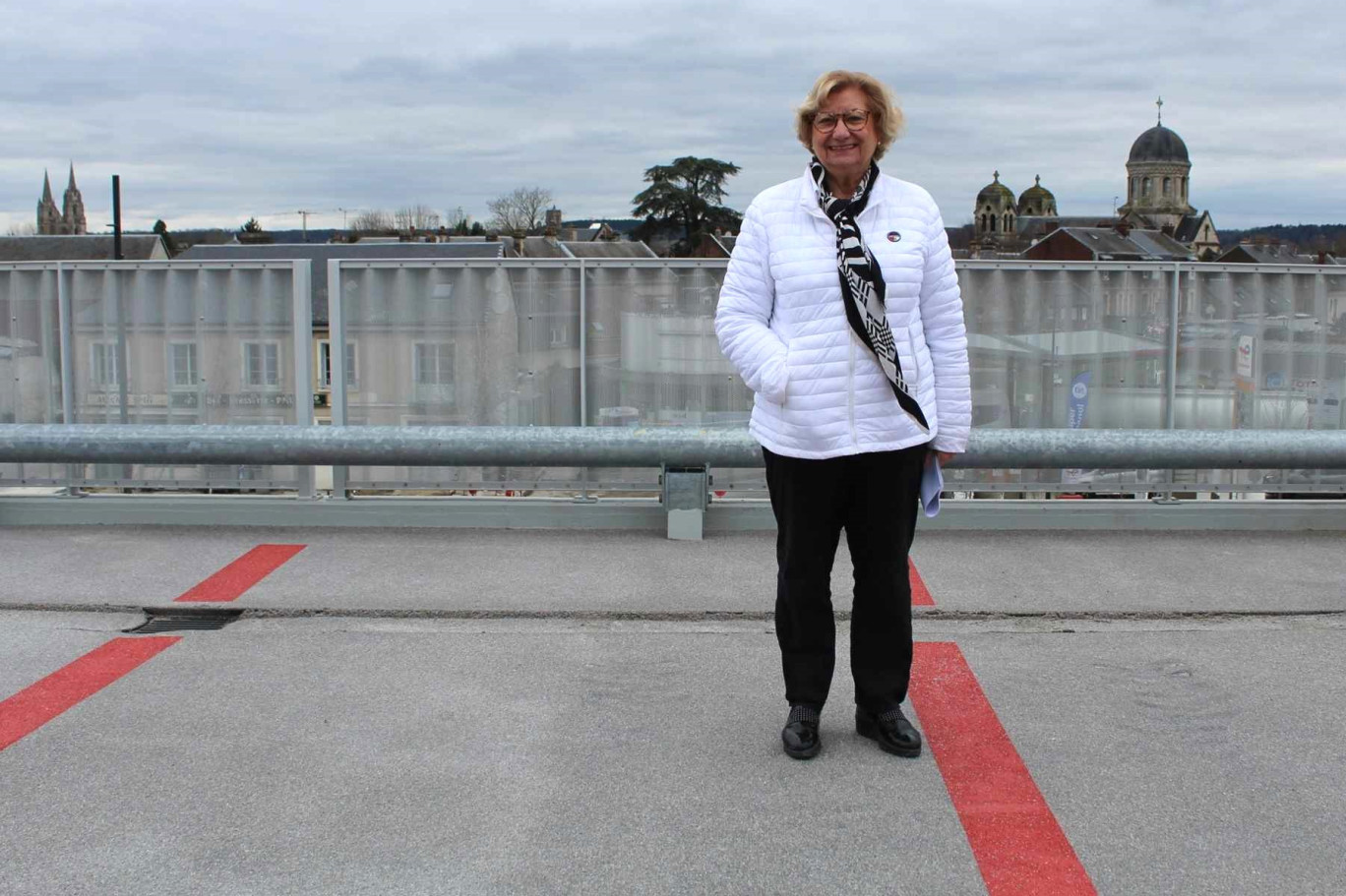 Ginette Platrier, vice-présidente de Soissons Agglomération et adjointe au maire, ici sur le toit du nouveau parking silo de 436 places avec pour toile de fond, l'abbaye Saint-Jean-des-Vignes, la cathédrale et l'église Sainte-Eugénie.