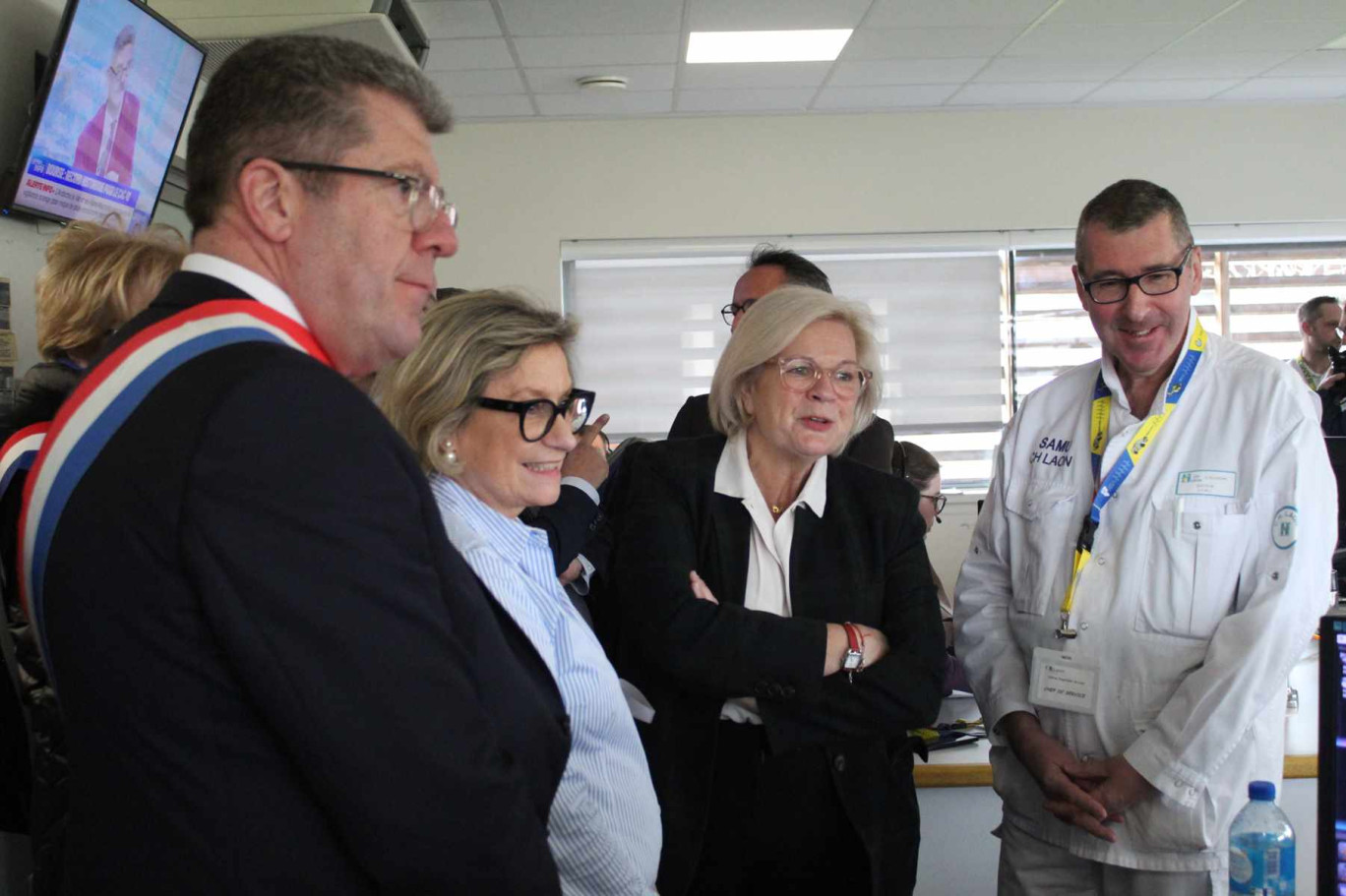 Catherine Vautrin, ministre du Travail, de la Santé et des Solidarités est venue à Laon où elle a d'abord visité le SAMU 02 où elle s'est entretenue avec les équipes puis elle est allée à l'hôpital Simone-Veil. Le tout en présence des élus locaux comme ici au premier plan le sénateur Antoine Lefèvre.