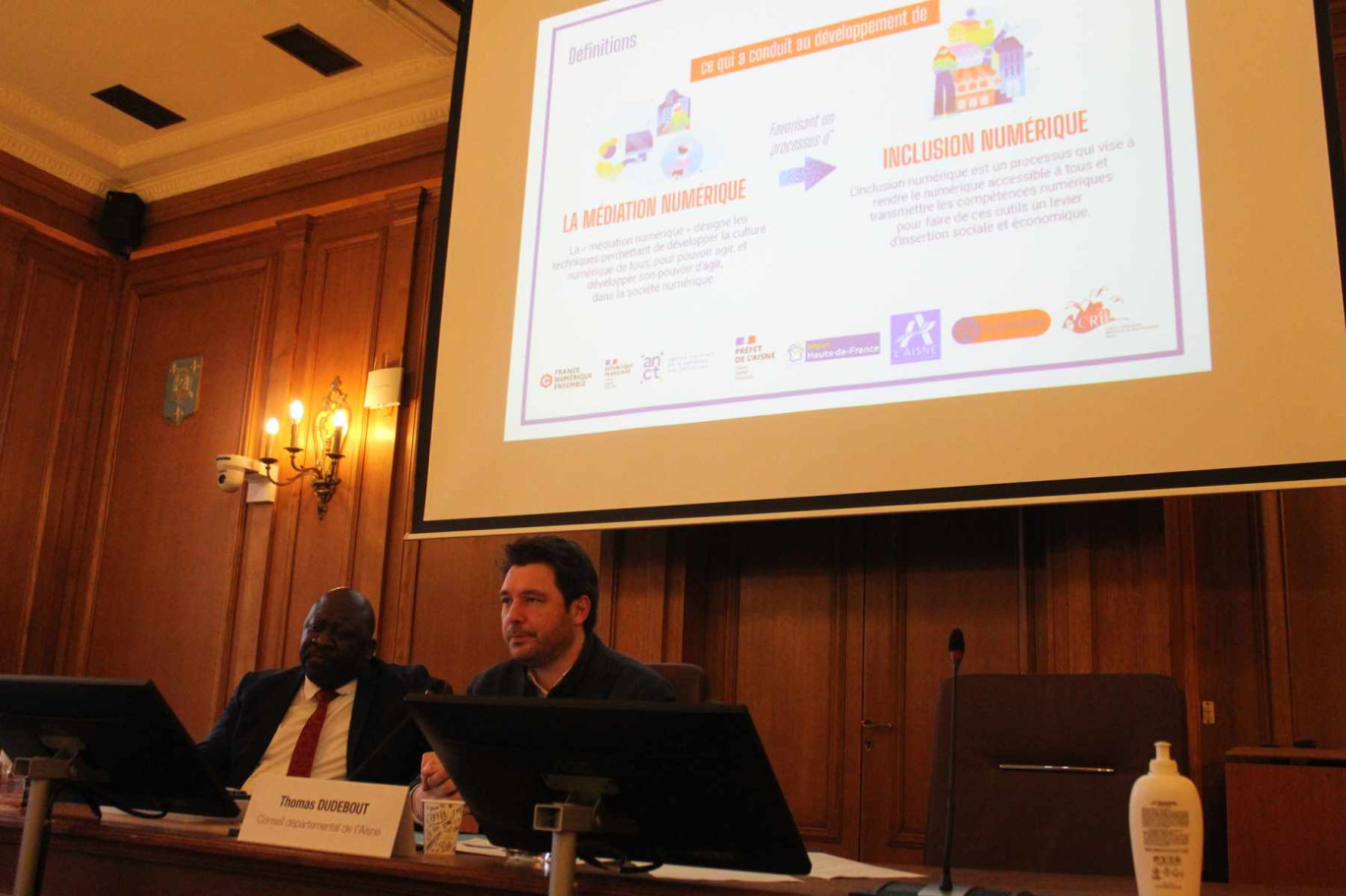 Alain Ngouato, secrétaire général de la préfecture de l'Aisne et Thomas Dudebout, vice-président de l'Aisne en charge de la transition et de la stratégie numérique, ont évoqué le sujet de l'inclusion numérique.