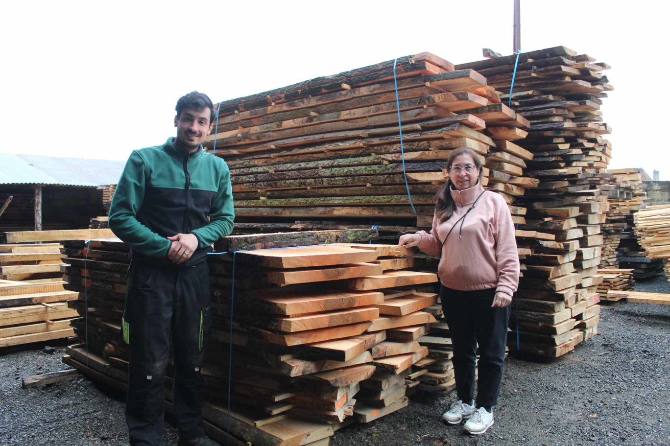 Maria Rosa Moura et son fils Ivo travaillent en famille dans la vente de bois et désormais dans l'activité de scierie.