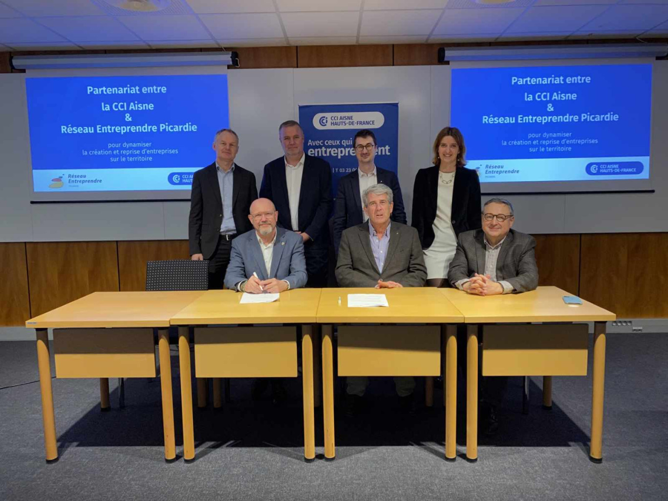 Olivier Jacob, président de la CCI et Benoît Huille, directeur de Réseau Entreprendre Picardie (assis, au centre), ont signé un partenariat.