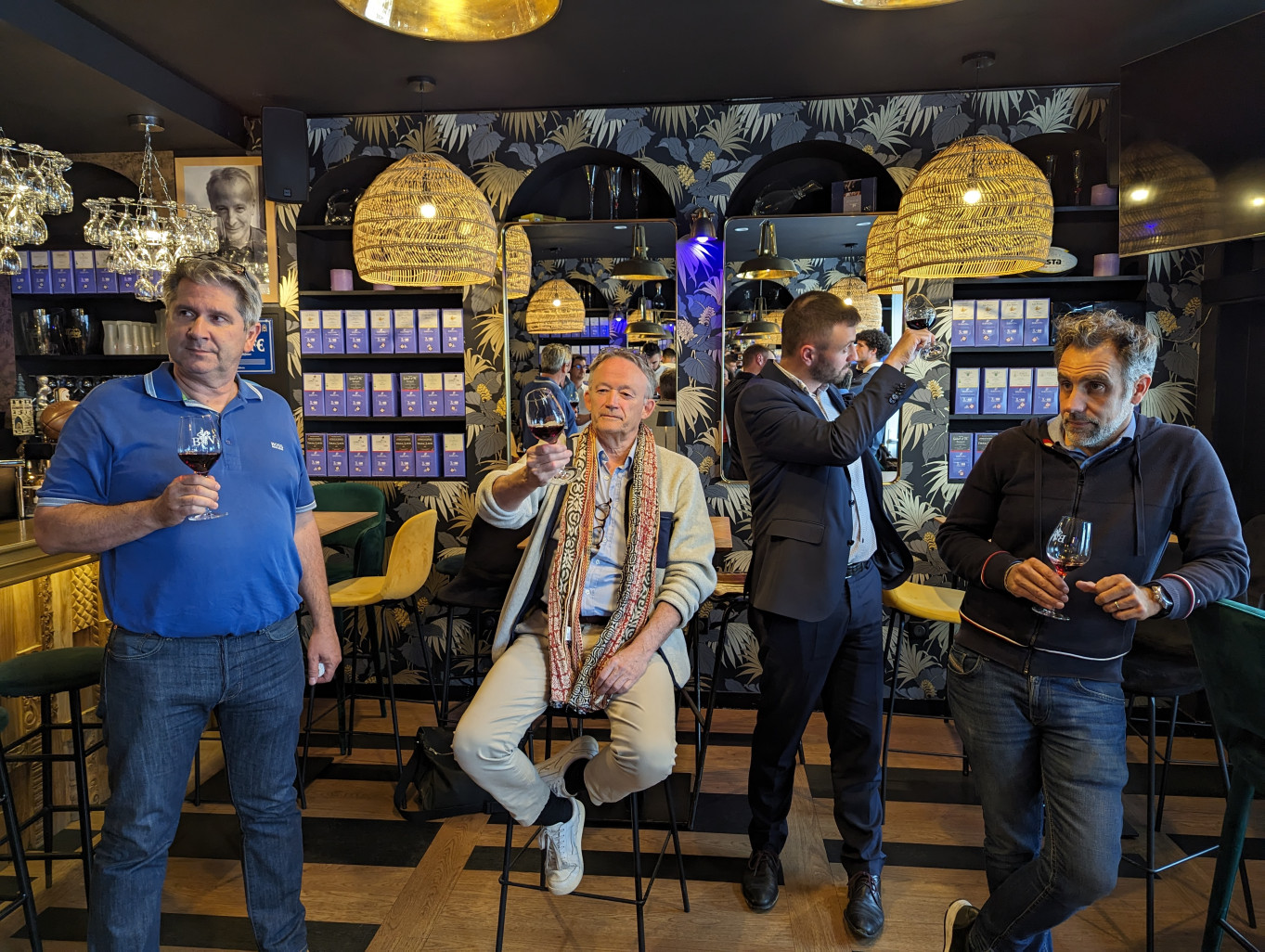 L’atelier démarre avec une analyse visuelle du premier vin.