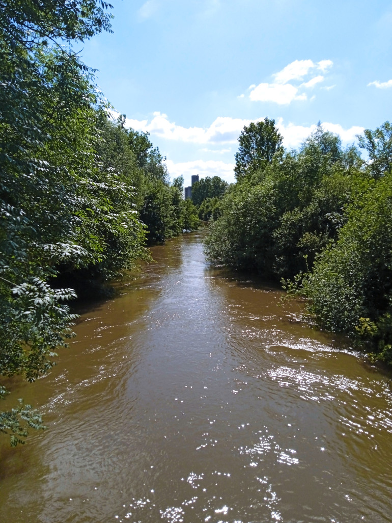 « Il y avait un long trajet à faire en suivant les détours de la rivière, et l’obscurité était venue et une cloche attardée sonnait à Origny-Sainte-Benoîte lorsque nous y arrivâmes » (Stevenson)