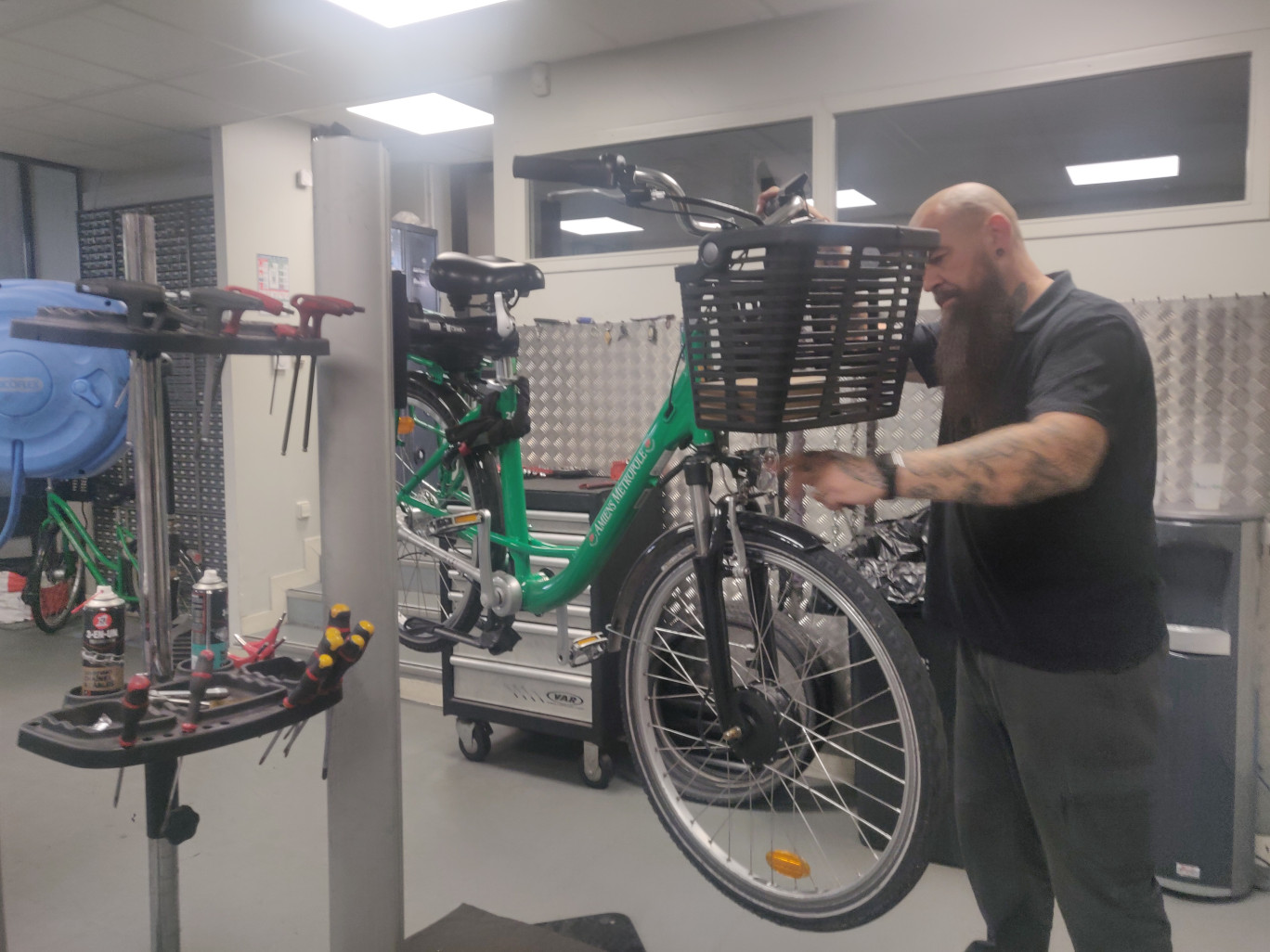 Luc Poullain répare les vélos Buscyclette depuis 25 ans. (© Aletheia Press / D.La Phung)