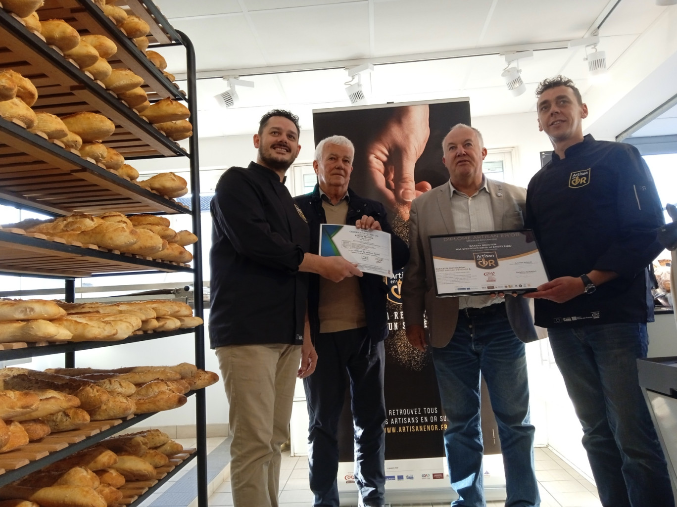 Frédéric Chisson (à gauche) et Eddy Emery (à droite) ont reçu des mains du président de la CMA de l’Aisne, José Faucheux, la plaque officialisant la certification « Artisan en’ Or » en présence du maire de Beautor.