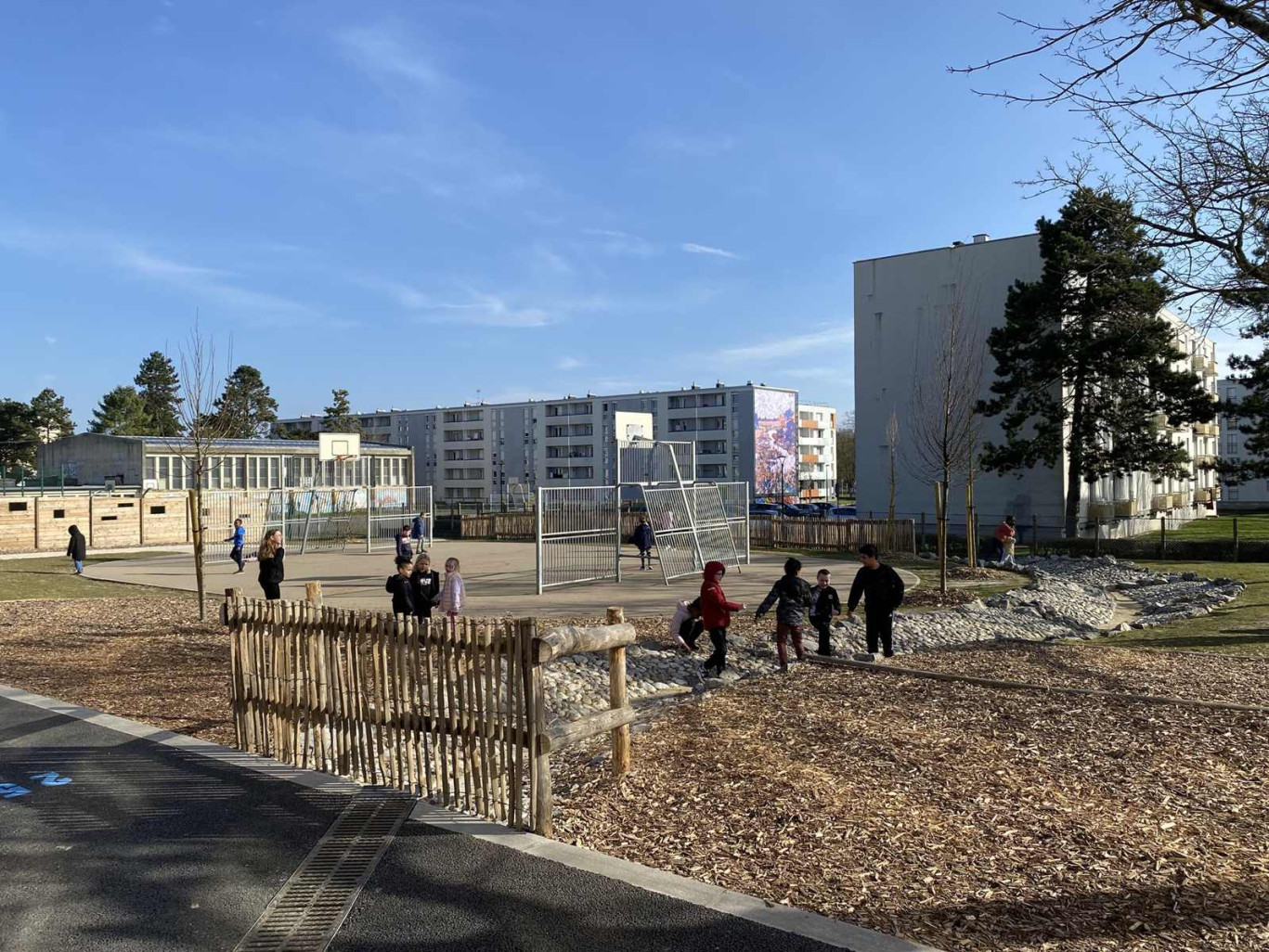 Une cour renaturalisée dans laquelle le terrain de football n'occupe plus la place centrale. (c) ville de Laon