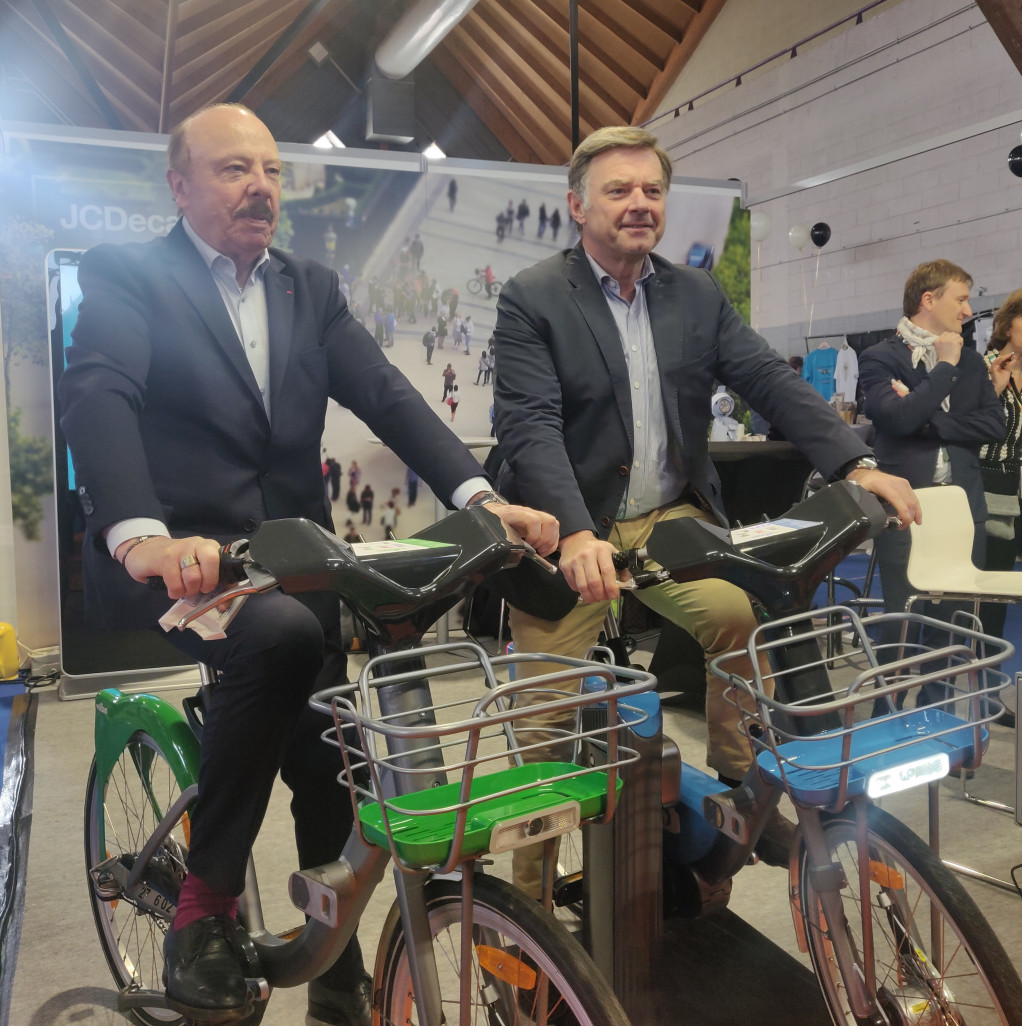 Alain Gest et Hubert de Jenlis testent les nouveaux Vélam lors du salon Business Expo. © Aletheia Press / DLP)