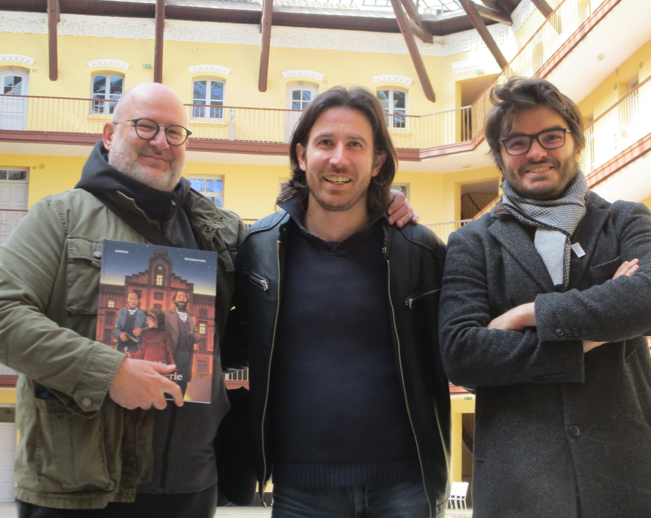 Jérôme Caron, passionné de BD (au centre) a guidé le scénariste JDMorvan (à gauche) et le dessinateur Romain Rousseaux Perin (à droite) dans les différentes parties du Familistère.