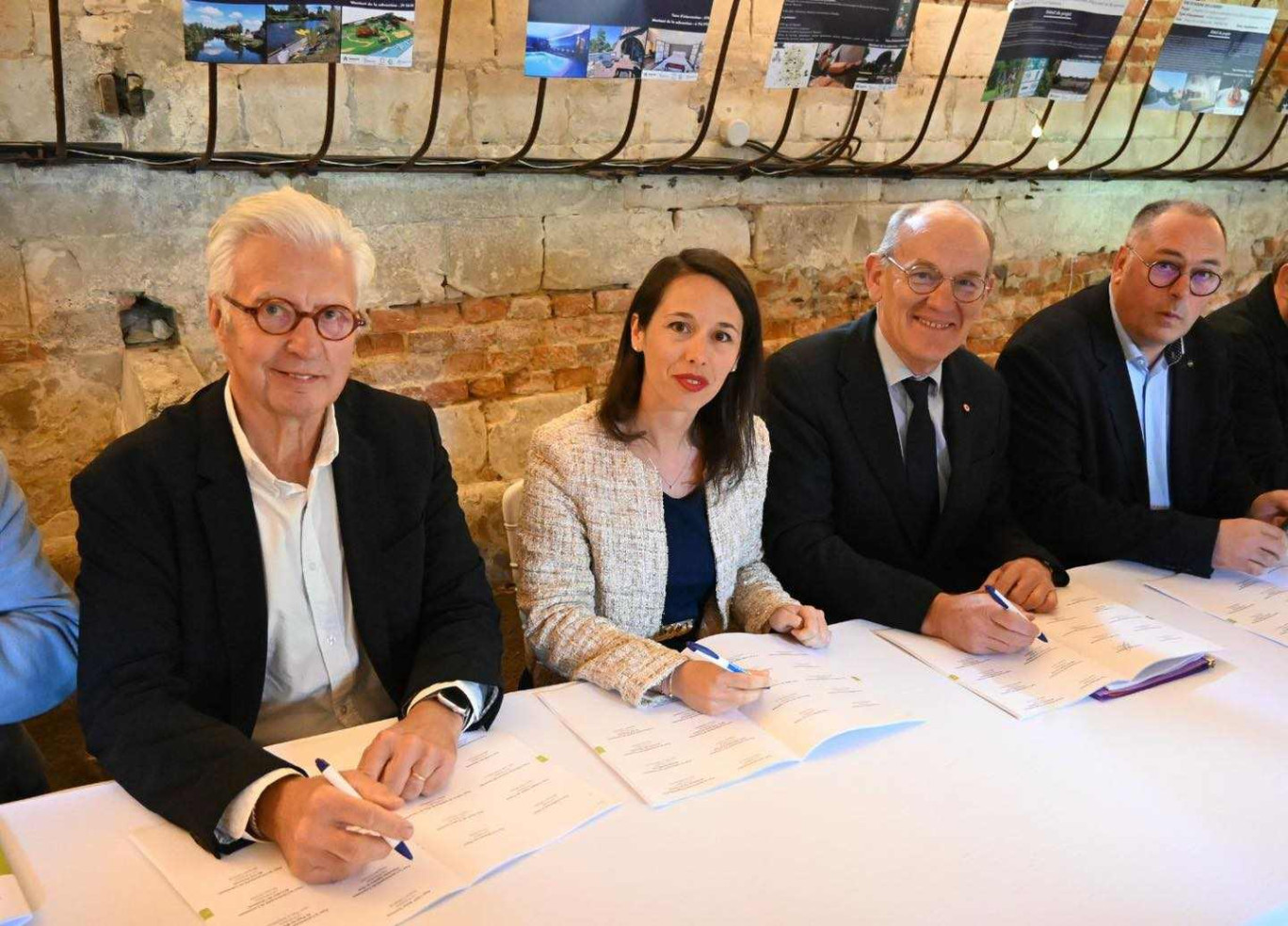 Parmi les signataires, Pascal Tordeux, vice-président du département de l'Aisne, Fanny Anor, préfète de l'Aisne, Daniel Fasquelle, conseiller régional délégué au tourisme. (c) Préfecture de l'Aisne