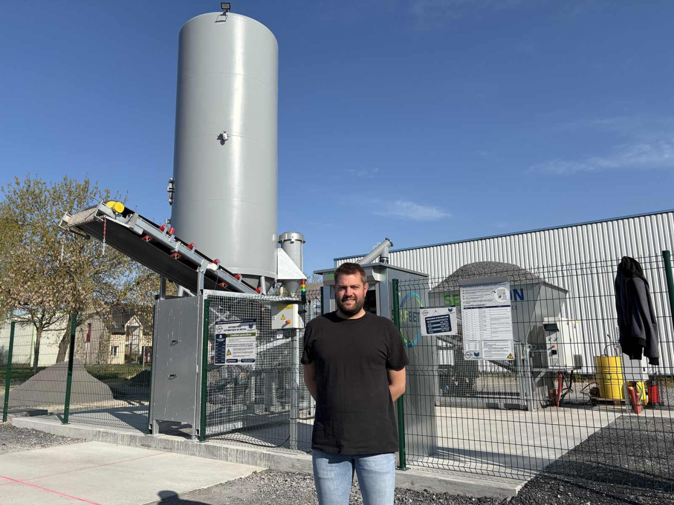 Alexis Terrien devant son distributeur de béton à Laon.
