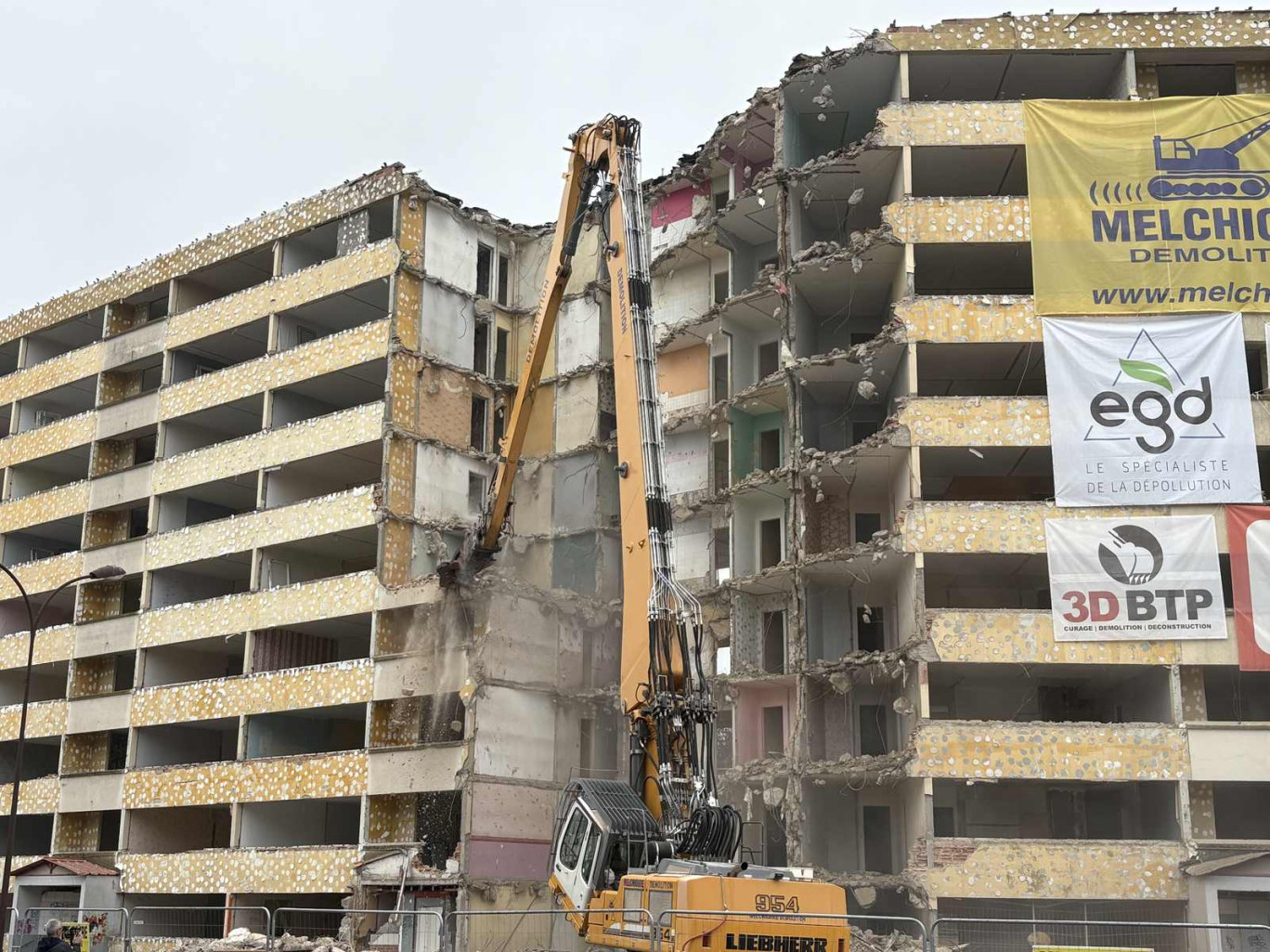 La résidence Ile-de-France, située au cœur du quartier Europe de Saint-Quentin, est en train d'être déconstruite.