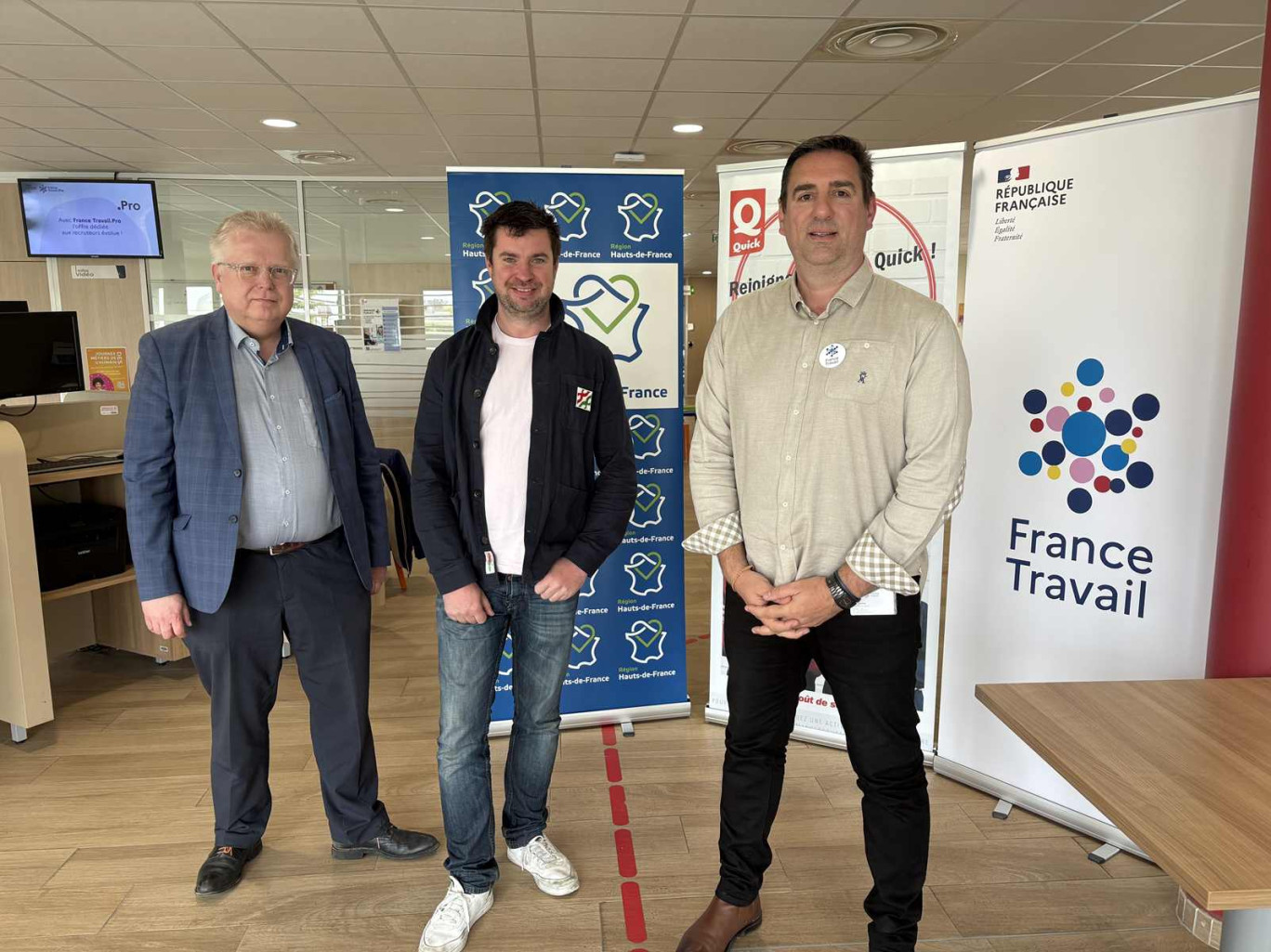 Benoit Wascat, chargé de mission territoriale à la direction de la formation professionnelle, Charles Vastille, gérant du Quick de Saint-Quentin et David Megherbi, directeur de l'agence France Travail de Saint-Quentin.