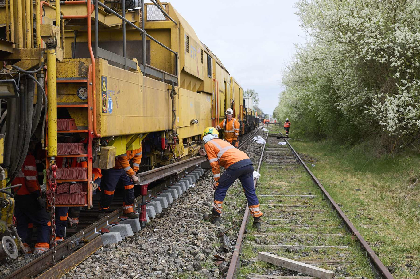 Un train-usine est déployé sur la rénovation de la ligne Laon-Hirson, une première dans la région pour une petite lign e(c) Sncf Réseau