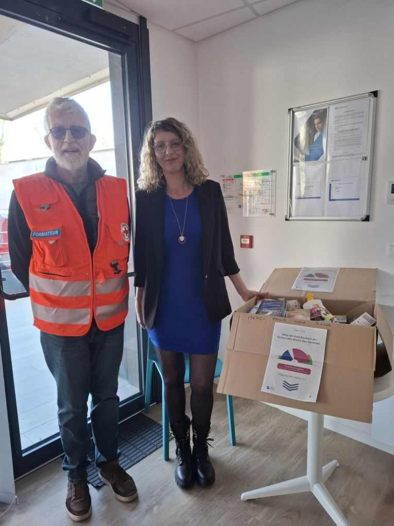 Un bénévole de l’unité locale Saint-Quentin/Guise de la Croix-Rouge française et une collaboratirce PKF Arsilon lors de la réception des dons. (c) Christine Jacquin – Croix-Rouge française unité locale Saint-Quentin/Guise
