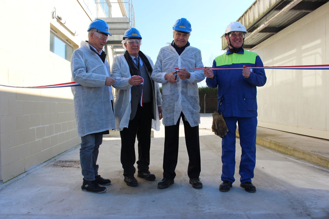 Le président de la communauté de communes du Val de Somme, Alain Babaut, le maire de Vecquemont, Jean-Louis Bruxelle, le préfet de la Somme, Rollon Mouchel-Blaisot, et le directeur de l'usine Roquette de Vecquemont, Patrick Poret.