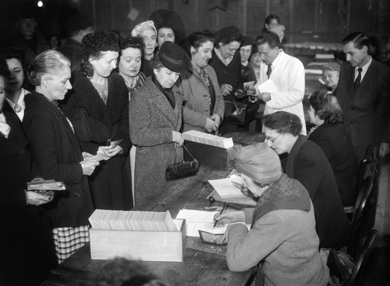 Les femmes ont obtenu le droit de voter et de se présenter à une élection le 21 avril 1944. Leur premier vote a eu lieu un an plus tard, aux Municipales du 29 avril 1945.