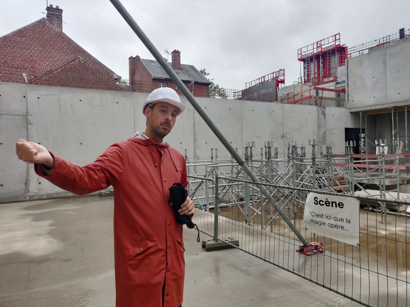 Antoine Grillon, directeur et programmateur de la Lune, lors de la visite du chantier, ce 25 mai. © Aletheia Press / DLP