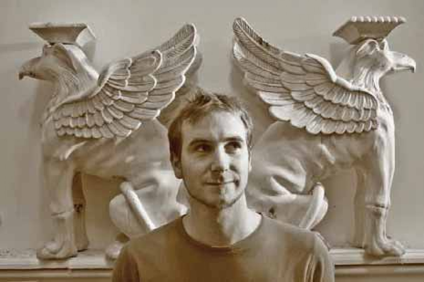 Damien Dupuis est le sculpteur attitré d’Artmature. Il a récemment réalisé ces deux griffons pour une console Empire en bois sculpté.