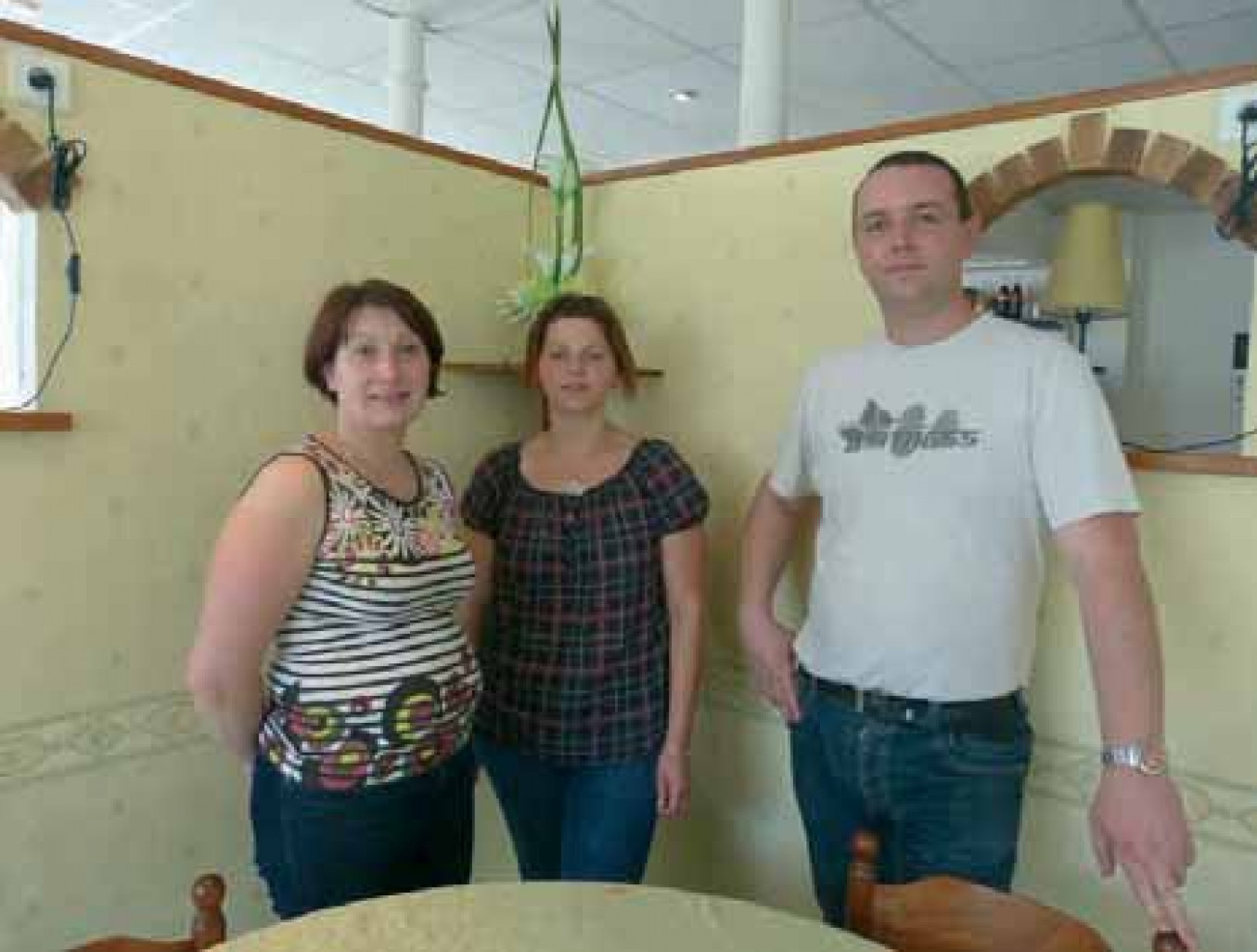 Stéphane et Catherine Leroy ainsi que leur employée (au centre) proposent une cuisine familiale.