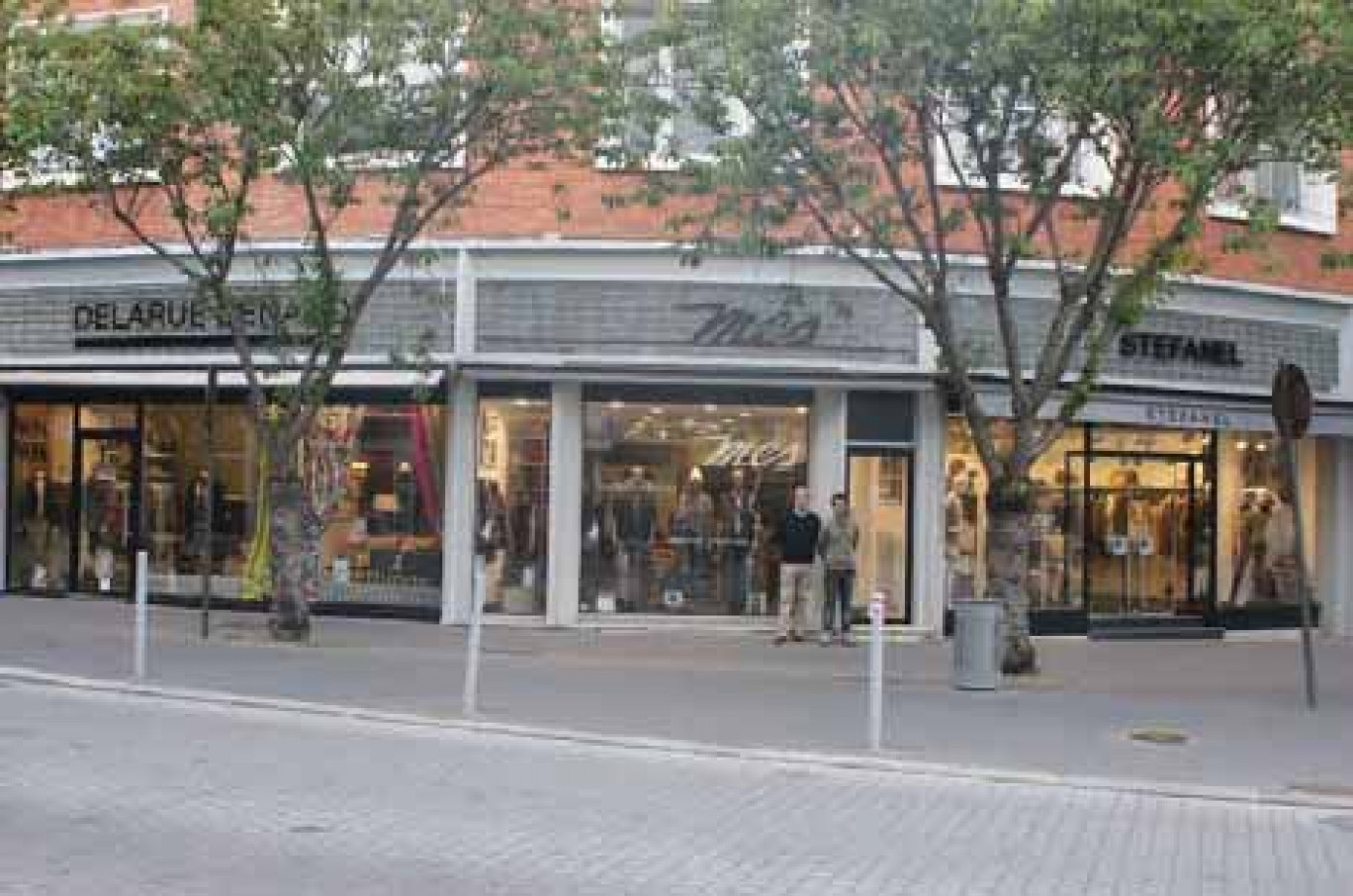Les trois magasins sont situé à la même adresse, rue de Beauvais à Amiens.