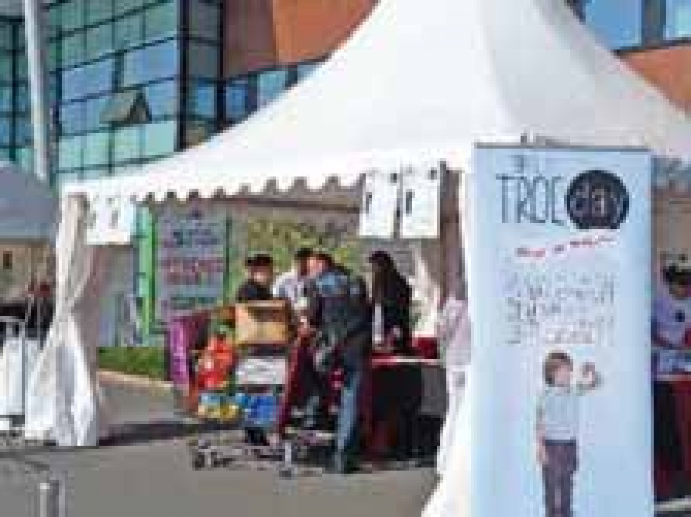 Toute la journée, les familles sont venues sous les chapiteaux installés sur le parking d’Intermarché.