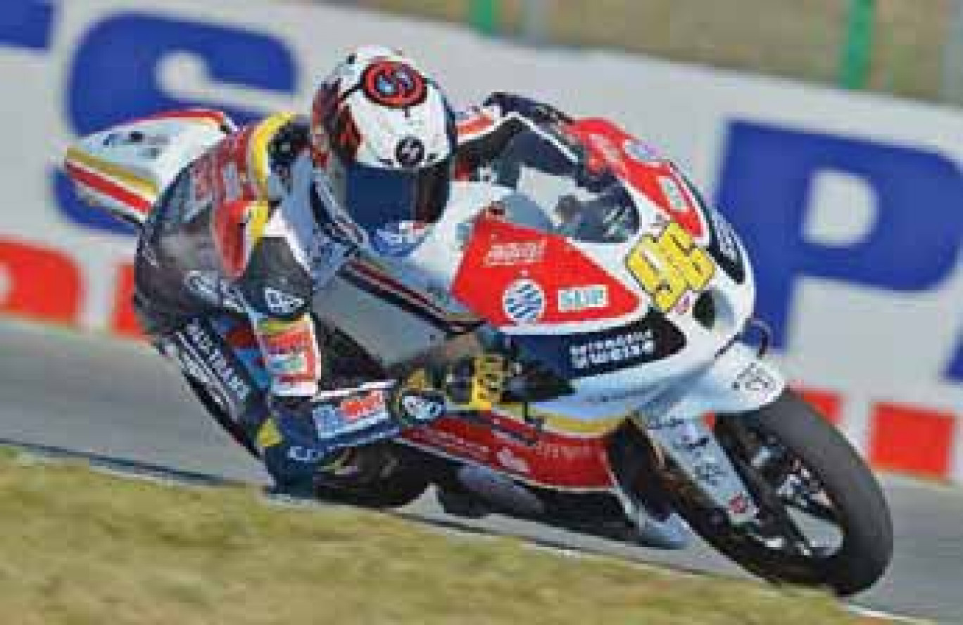 Sur les motos de course que pilote Louis Rossi apparaissent les sponsors qu’il a mobilisés.