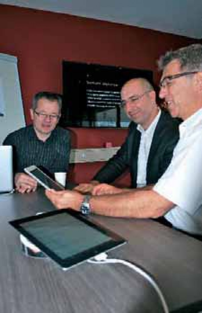 Nicolas Duhamel (à d.) en compagnie notamment de Stéphane Menu (à g.), gérant d’ISwitch, Apple Premium Reseller d’Amiens, venu présenter les dernières applications iPphone et iPad.