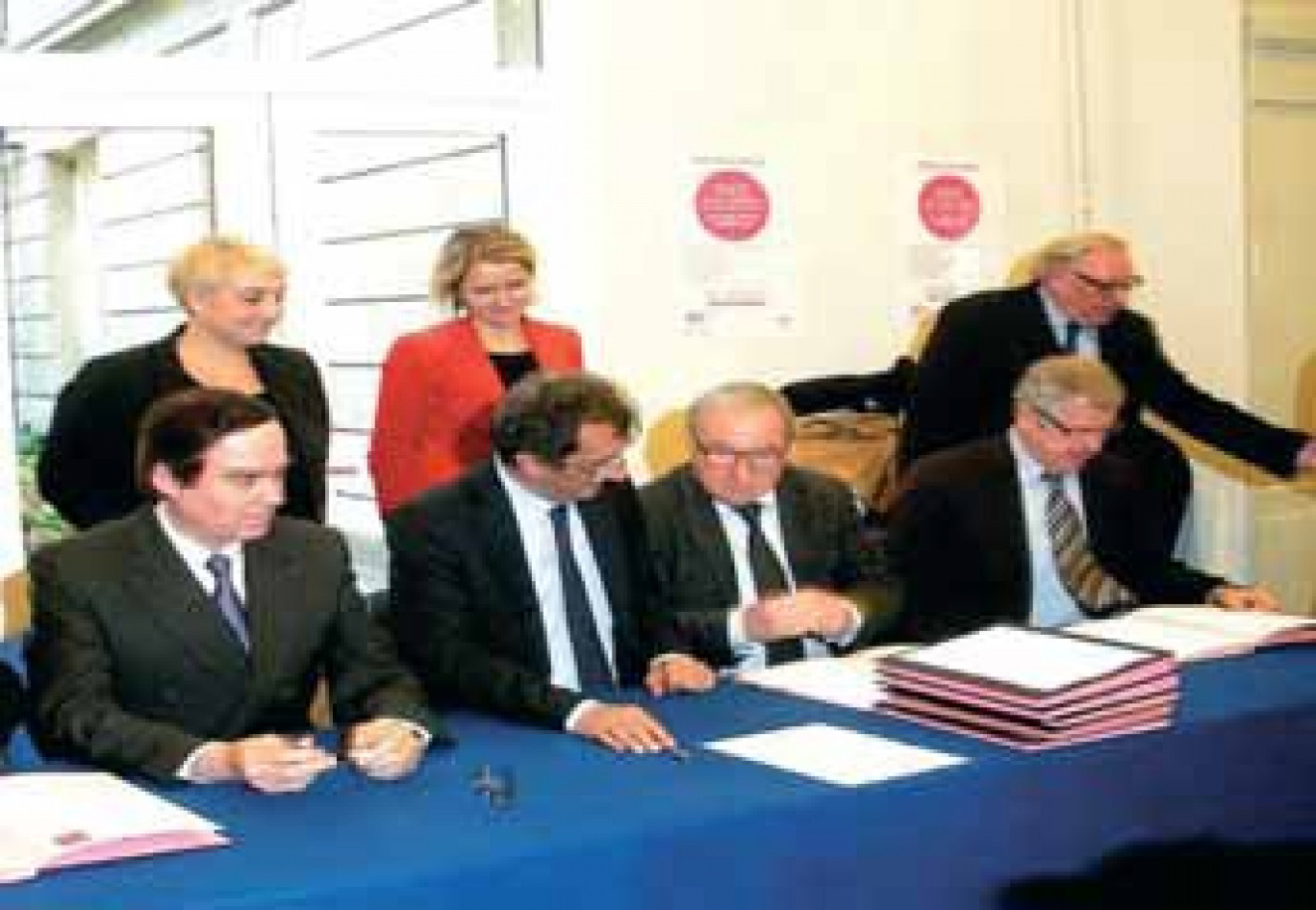 François Lamy a signé les premiers contrats d’avenir entouré par Jean-François Cordet, préfet de Picardie, Claude Gewerc, président du conseil régional et Gilles Demailly, maire d’Amiens.
