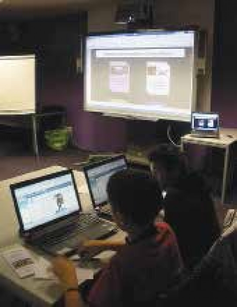 En plus de l'ENT, la classe de Christophe Caron utilise le tableau blanc numérique et des ordinateurs portables.