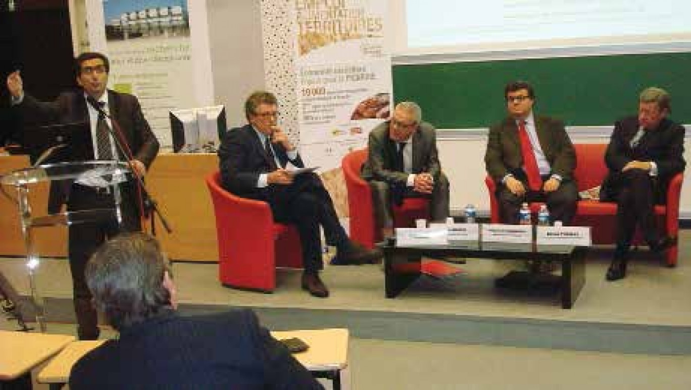 Marc Touatti, Didier Louis l’animateur, René Anger, Jacques de Villeneuve et Daniel Thomas lors du colloque sur l'économie céréalière.