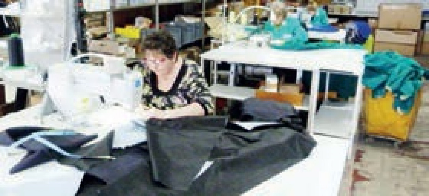 Les couturières de DL Equipement assemblent des tissus combinant fibres aramides et aluminium.