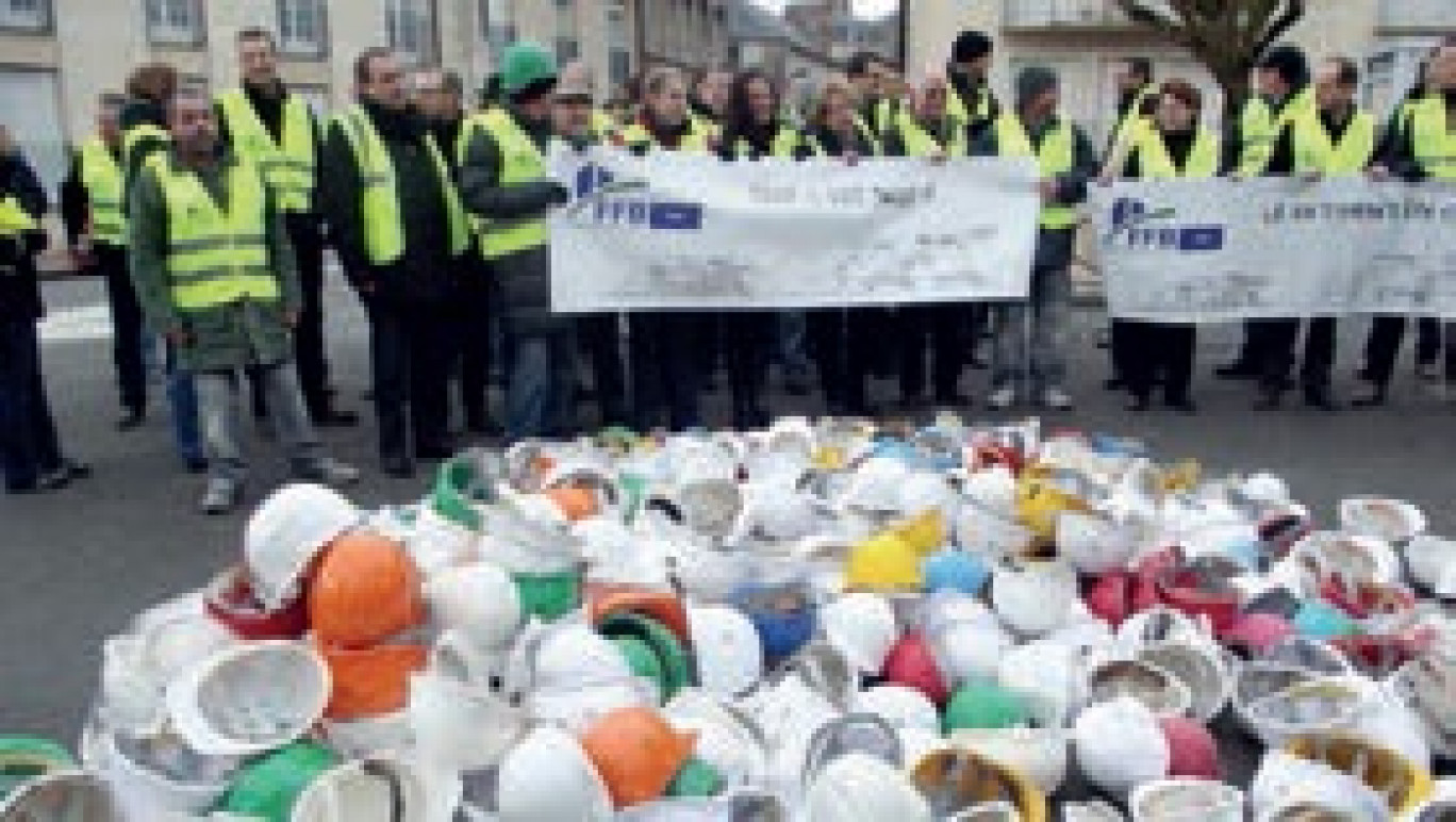 Devant la préfecture à Laon, les entreprises d la FFB ont déposé des centaines de casques de chantiers.