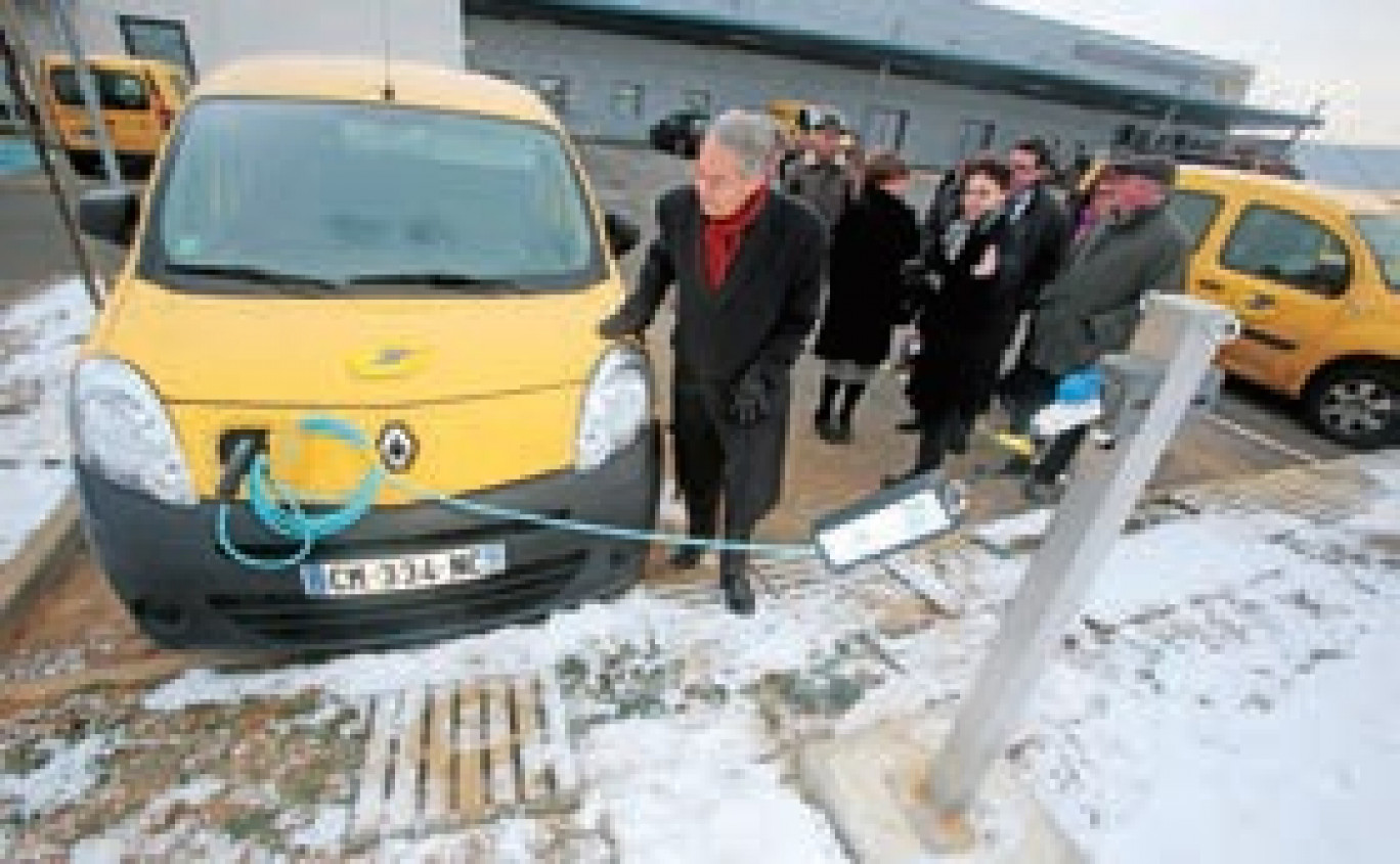 Phlippe Marini, sénateur-maire de Compiègne, a assisté à la remise des clefs aux postiers de Compiègne-Venette.