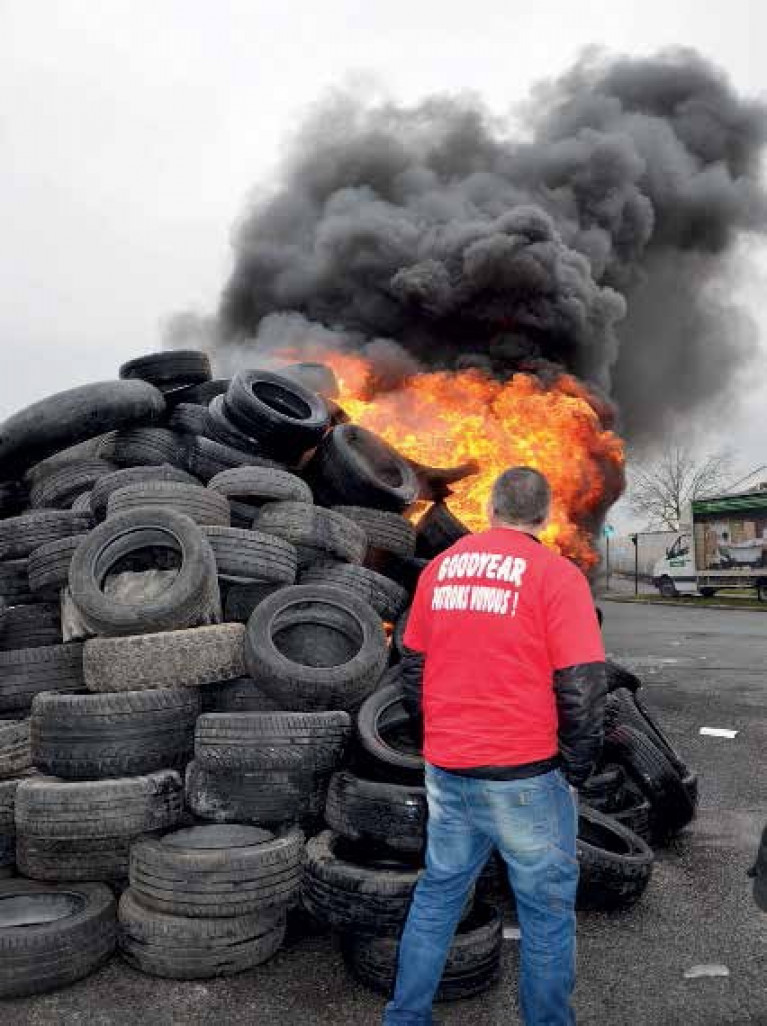 1 173 kilos de pneus ont été brûlés pour symboliser les 1 173 emplois menacés par le fermeture du site amiénois de Goodyear. D