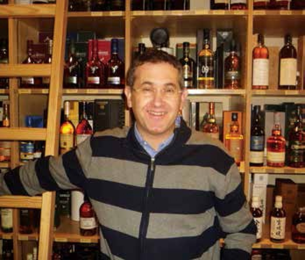 Gaël Mordac, président de la FACCVA, au milieu des bouteilles de la maison Martigny.