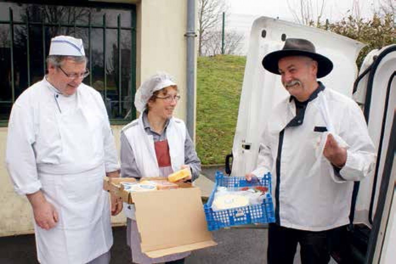Joël L’Hermite livre ses fromages au collège de Villers-Bocage.