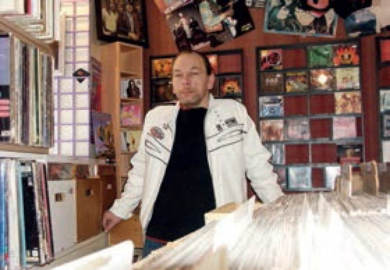 Michel Guinand a des milliers de disques dans sa boutique.