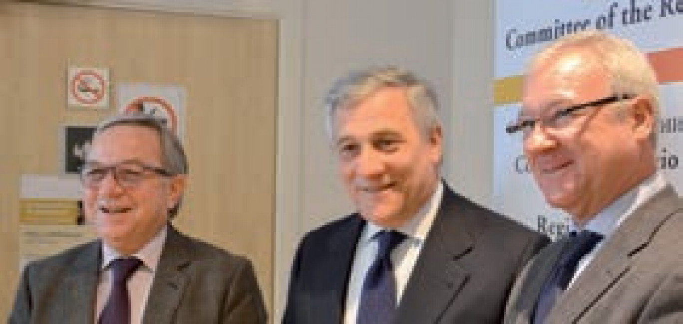 Claude Gewerc aux côtés de Ramon Luis Valcarel Siso, président du Comité des régions, et d’Antonio Tajani, membre de la Commission européenne en charge de l’industrie.