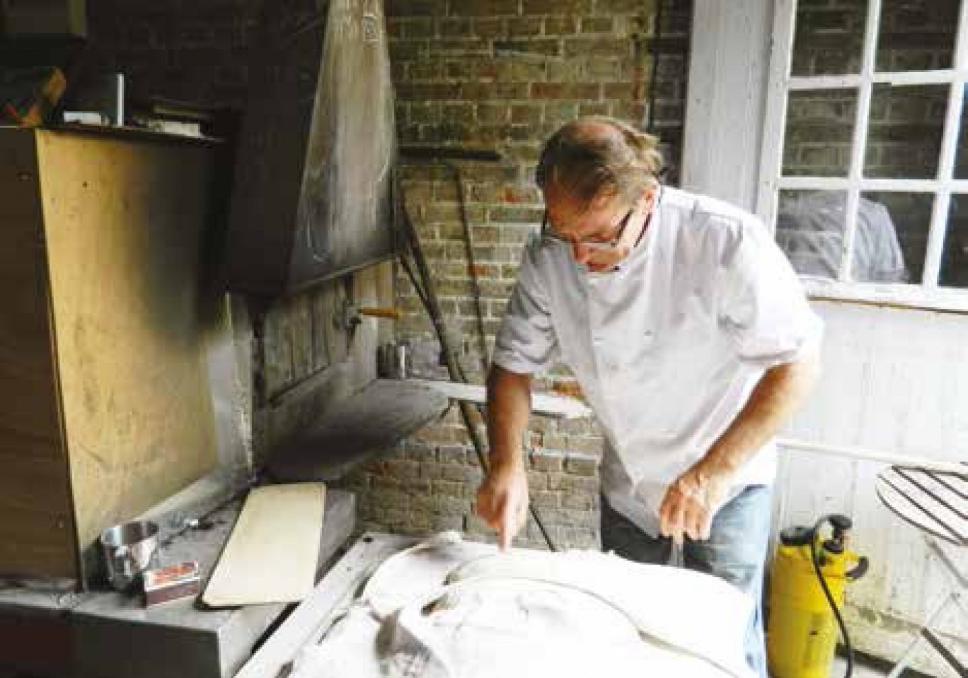 Les fournées hebdomadaires d’Alain Bourgeois demandent 120 kilos de pâte, pétrie à la main.