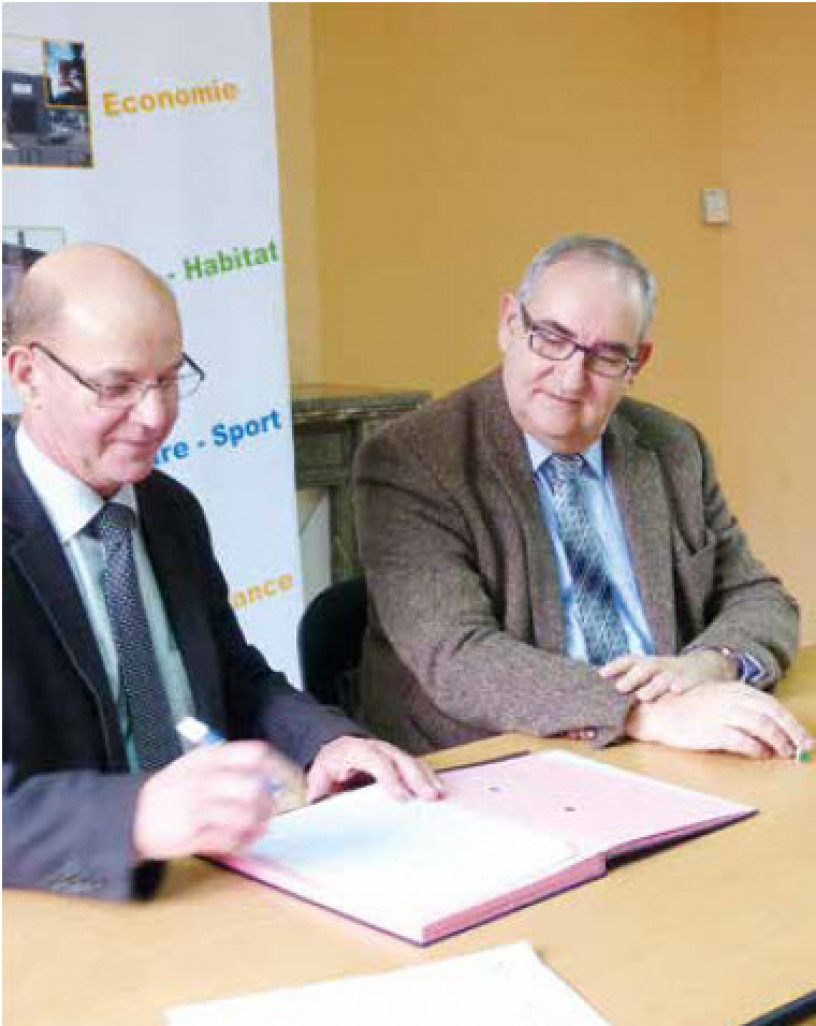 Le président de la chambre de métiers de la Somme Alain Bethfort (à gauche) et le président de la communauté de communes du Pays Hamois ont signé une convention de partenariat.