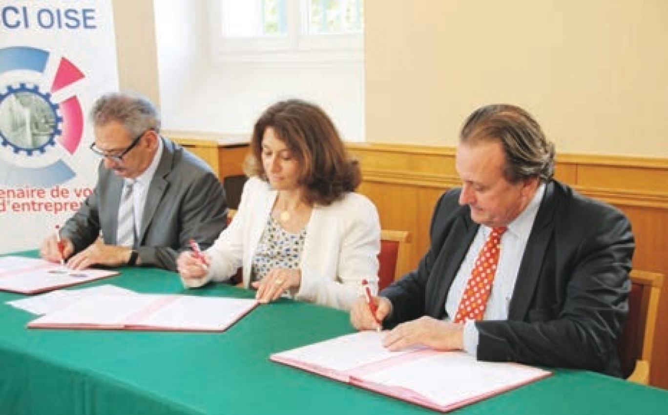 Zéphyrin Legendre, président de la CMA de l’Oise, Pascale Loiseleur, présidente de la CC3F, et Philippe Enjolras, président de la CCI Oise, ont signé une convention sur la mise en place d’un système de collecte des déchets professionnels, le 3 juillet.