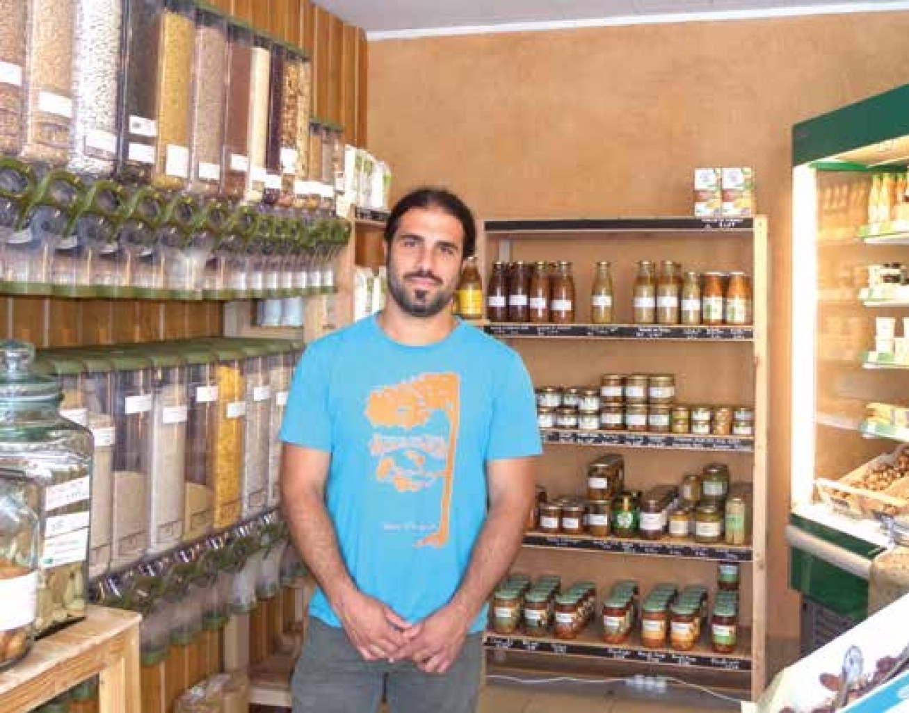 Yvain Brochot, membre fondateur de la coopérative, sert régulièrement les clients à l'épicerie.