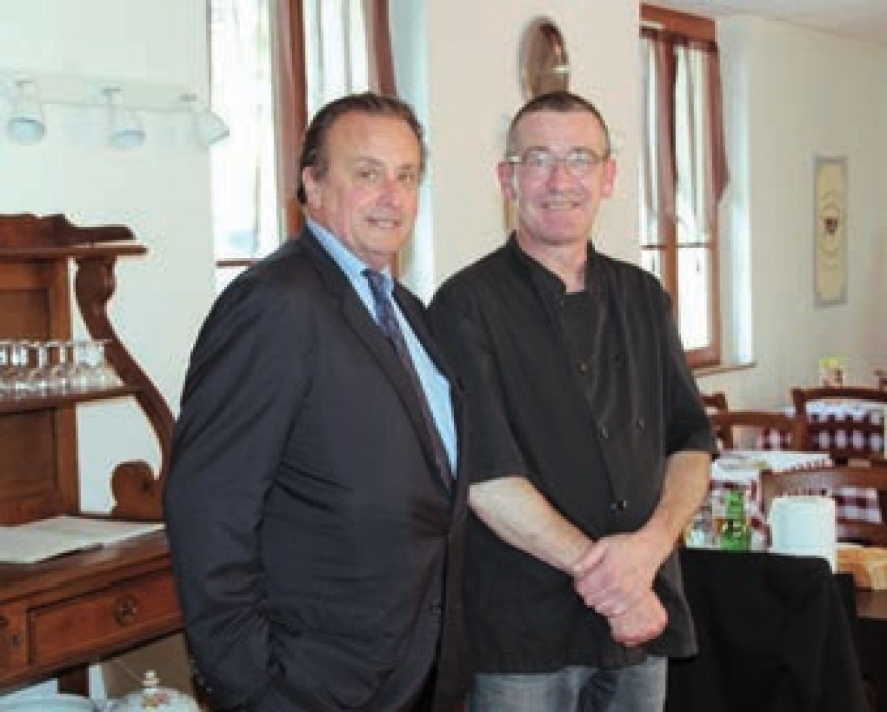 Philippe Enjolras (à g.), président de la CCI Oise, en présence du cafetier Frédéric Louvet, lors du lancement de l’opération "jazz manouche" dans les Bistrots de Pays isariens.