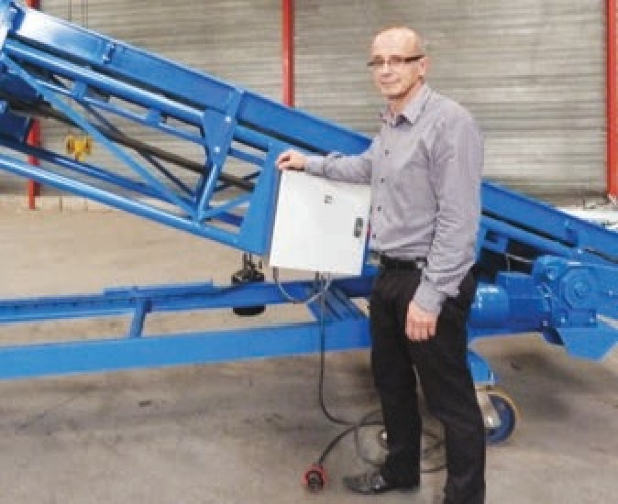 Cheveux STMM vient de terminer sa première machine qui chargera des sacs dans les camions. Cette machine va partir vers la Côte d’Ivoire. 