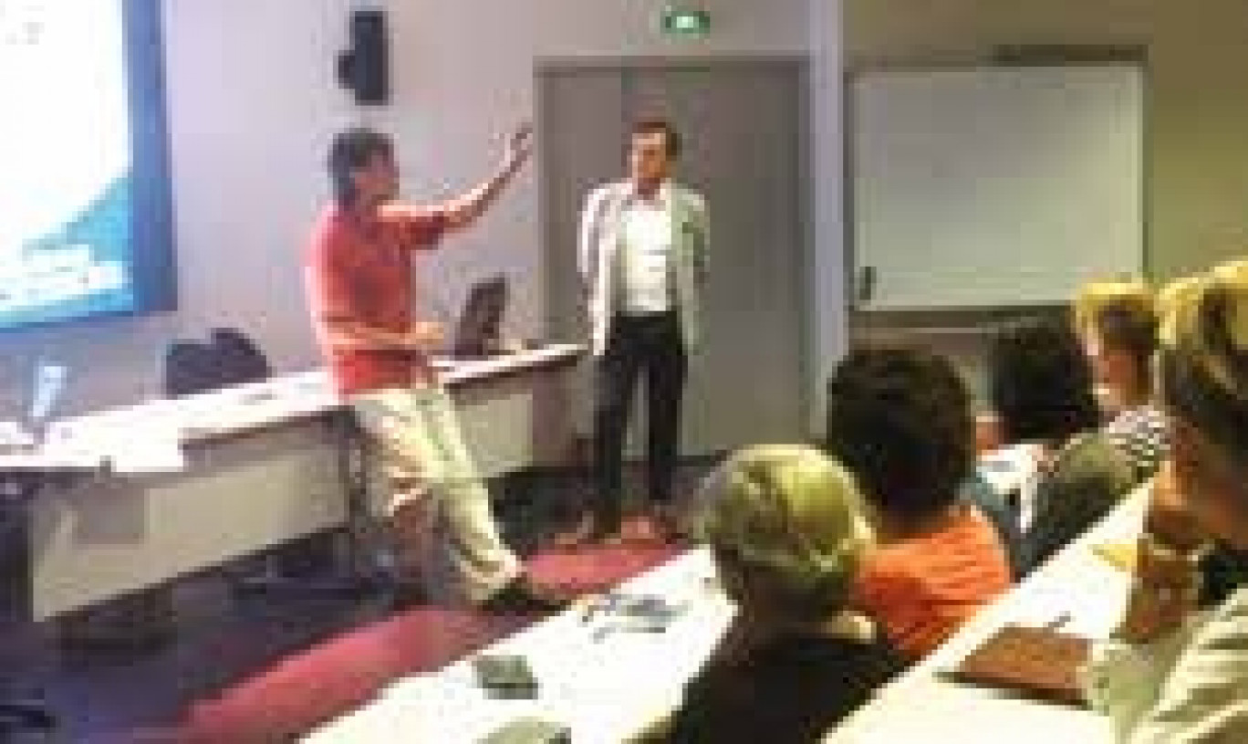 Jean-Yves Duprat, enseignant au collège Jacques Monod à Compiègne, partage avec les enseignants présents son expérience de l’entreprise. 