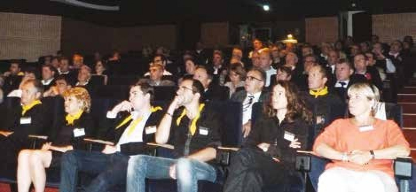 À l’issue de la conférence, les lauréats (foulards jaunes) ont reçu leur trophée accompagné par le parrain de l’année, Sylvestre Maurice, astrophysicien.