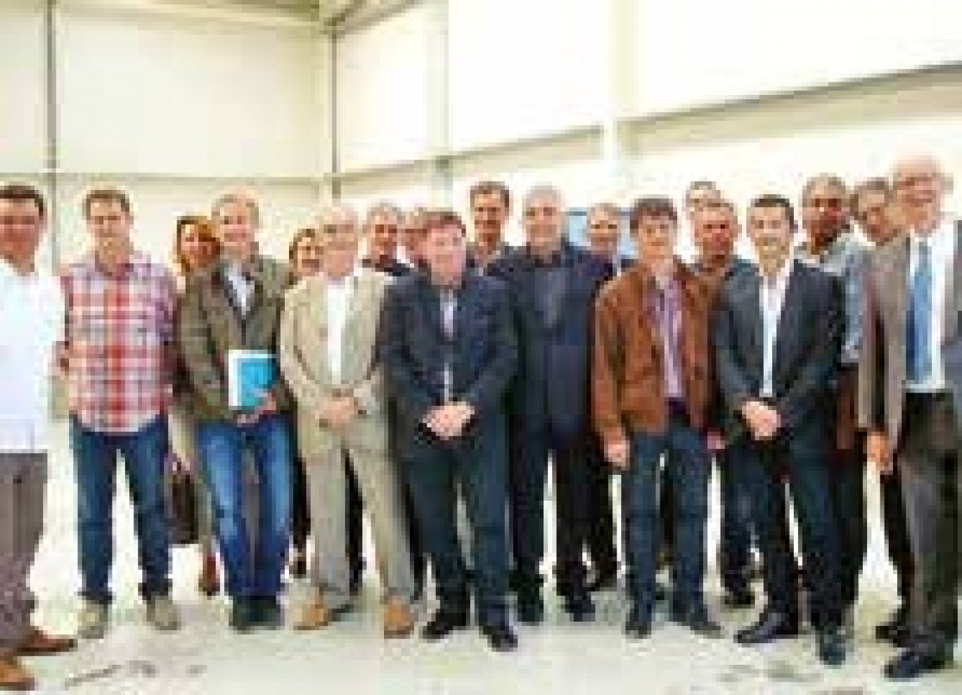 Élus et chefs d'entreprise dans le bâtiment d'ATMR.