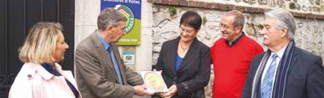 Martine et François Ognier reçoivent la qualification par Christian Delanef, président de la Fédération de l’Oise, et par Jean-Louis Aubry, président d’Oise tourisme.